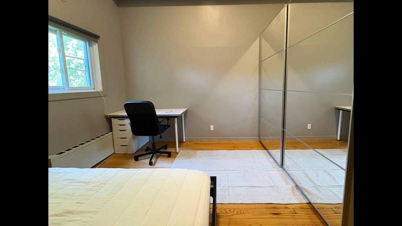 A very large room close to Algonquin College, Ottawa ￼