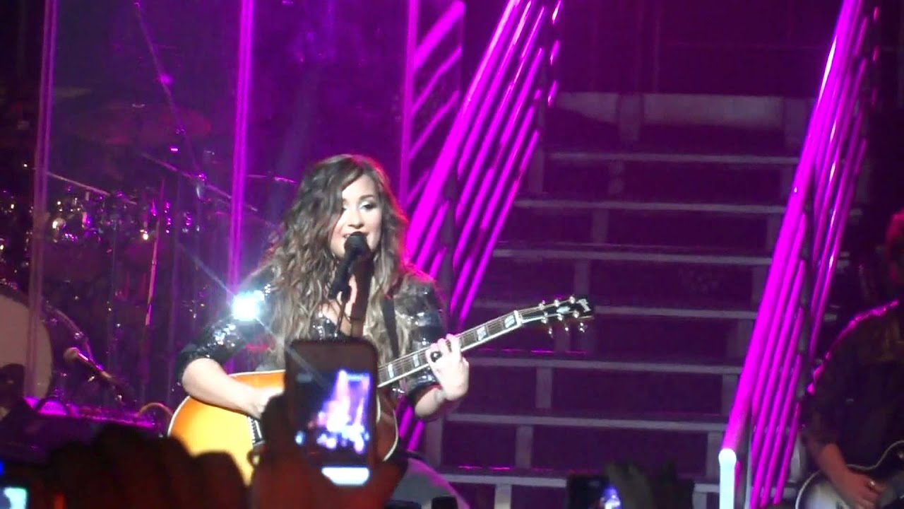 Demi Lovato - Catch Me/Don't Forget & Talking to Crowd - Hammerstein Ballroom HD!