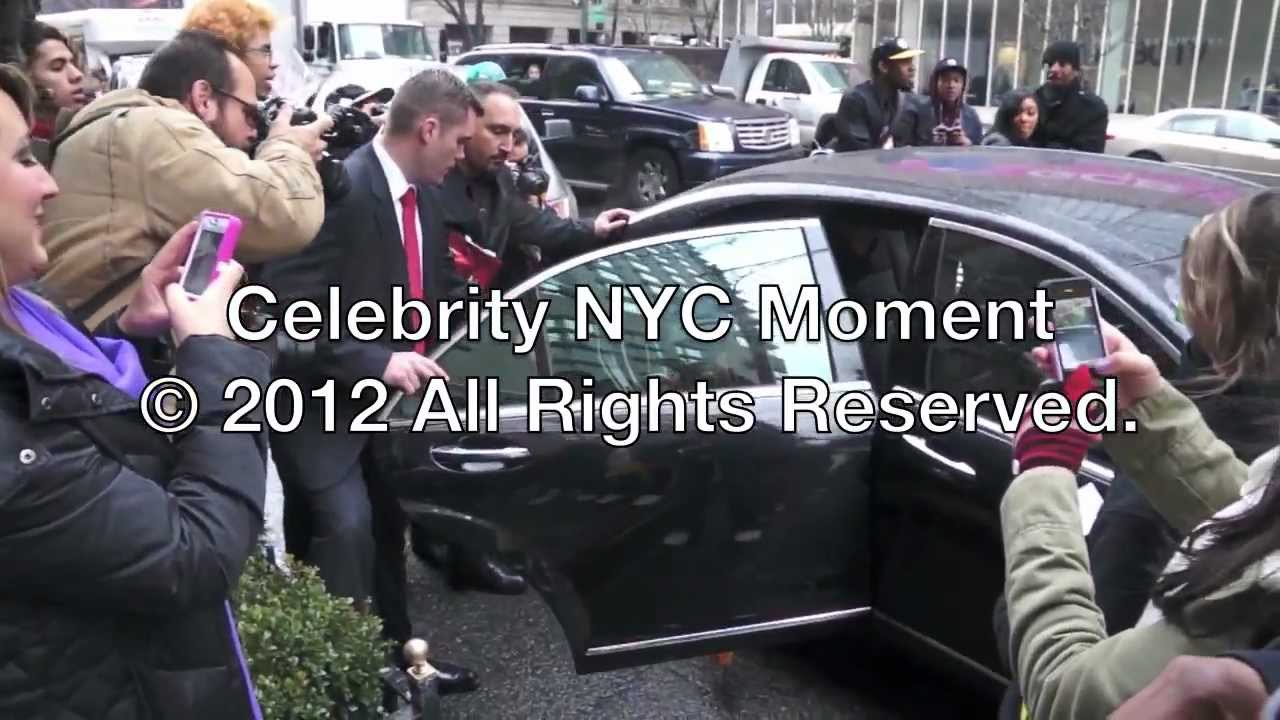 Nicki Minaj gets mobbed by fans at a MAC store in NYC #nickiminaj #minaj
