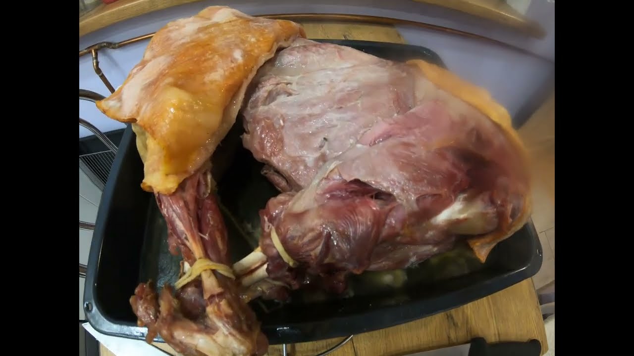 Prosię dzika prosto na stół.