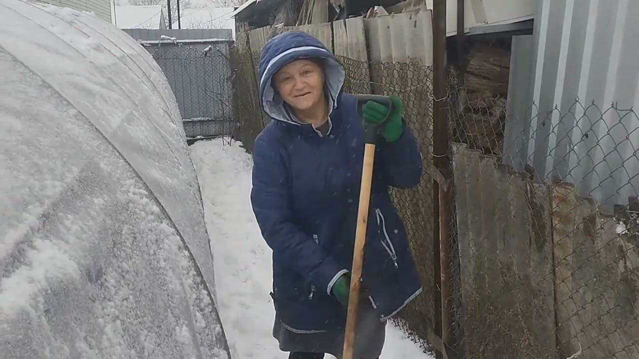 Збивання снігу з арочних теплиць 