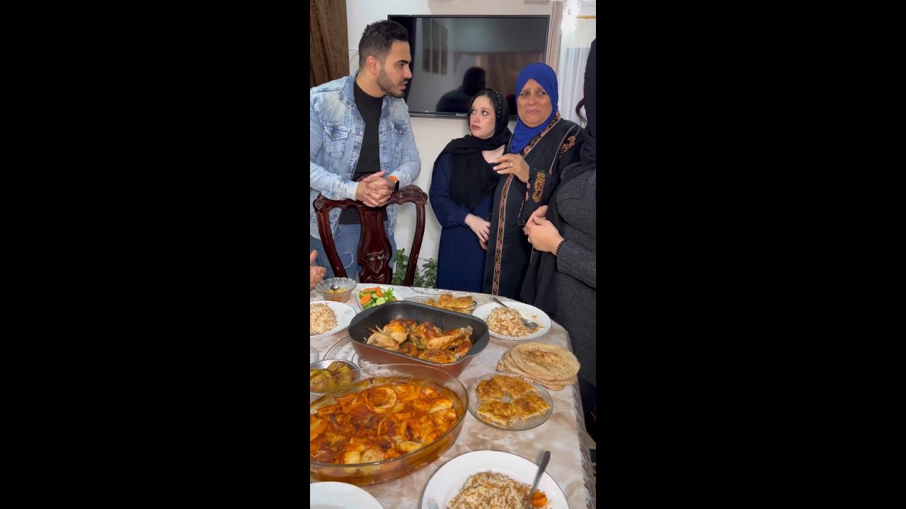 زوج يمنع حماته ويطردها من على الفطار فى بيته اول يوم رمضان قدام ابوه