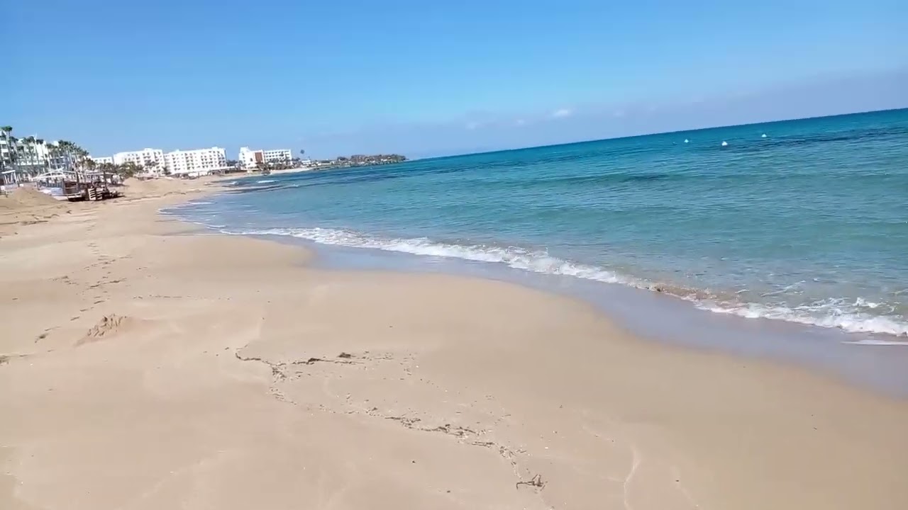 Босиком по пляжу Вриси Бич на Кипре                   Barefoot on the beach of Vrisi Beach in Cyprus