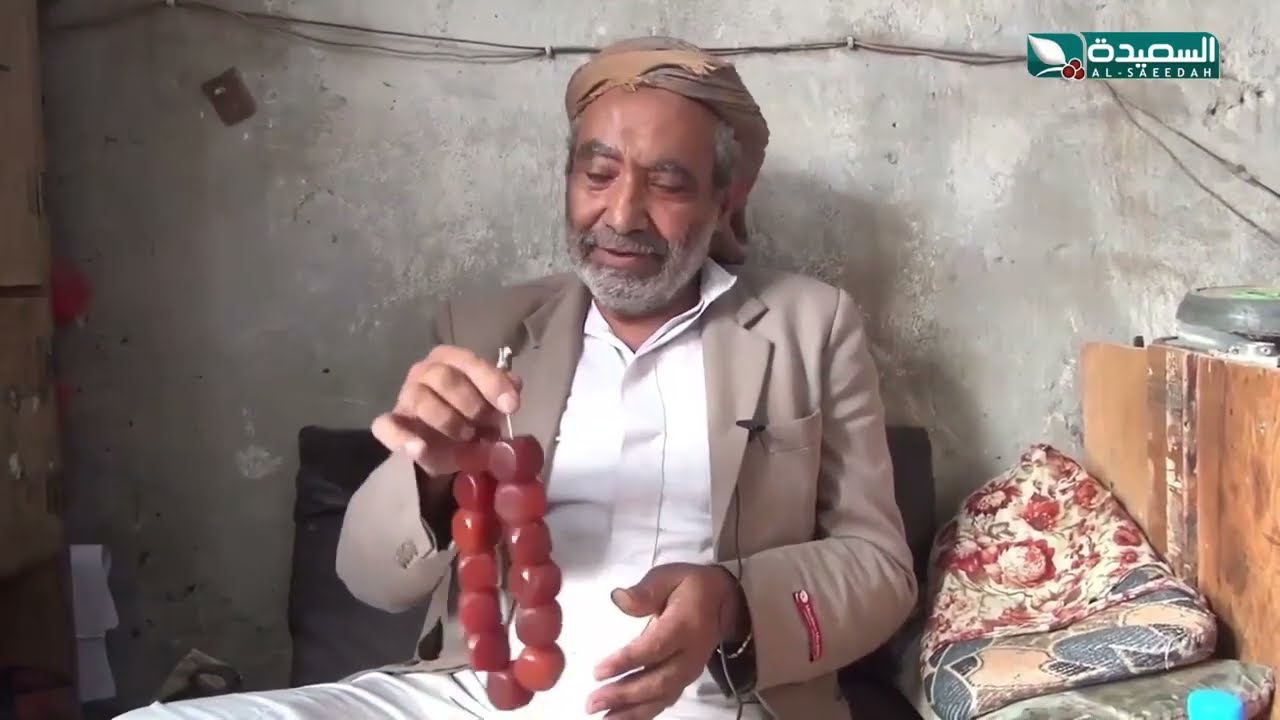 شاهد.. كيف يصنع رجل سبعيني الجنابي والكهرمان من قرون الأبقار بإبداع