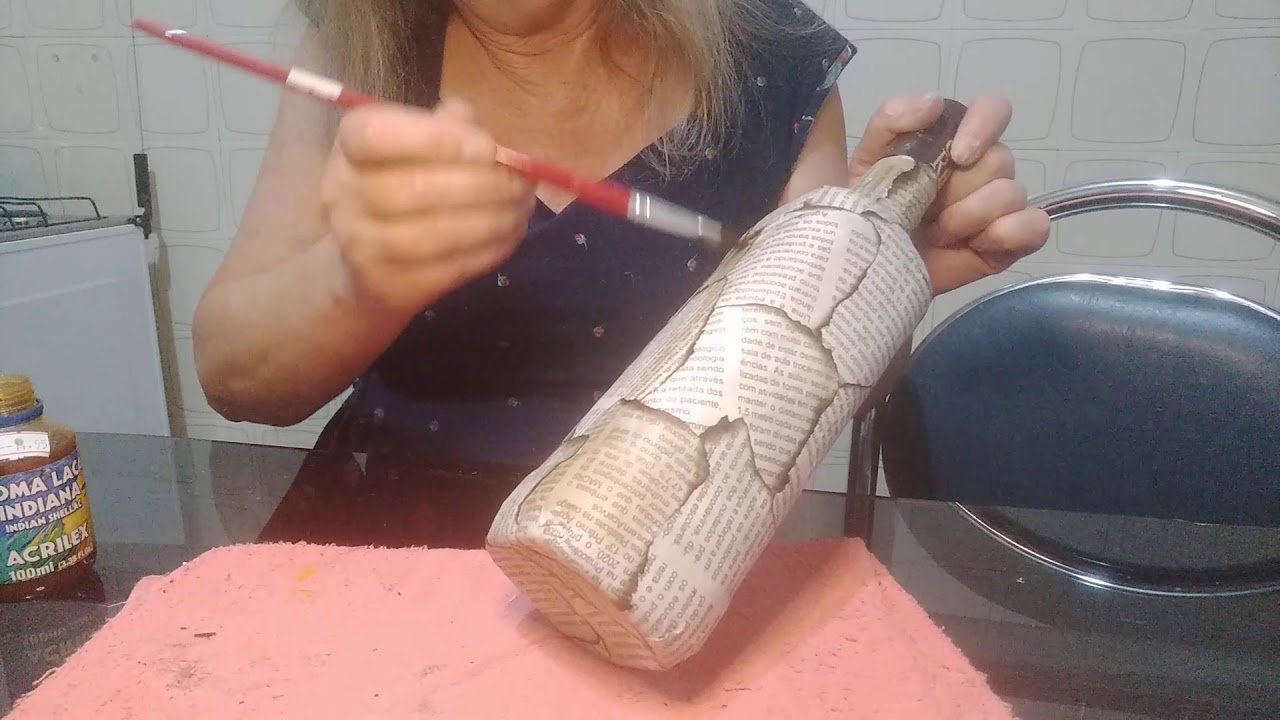 Garrafa com jornal