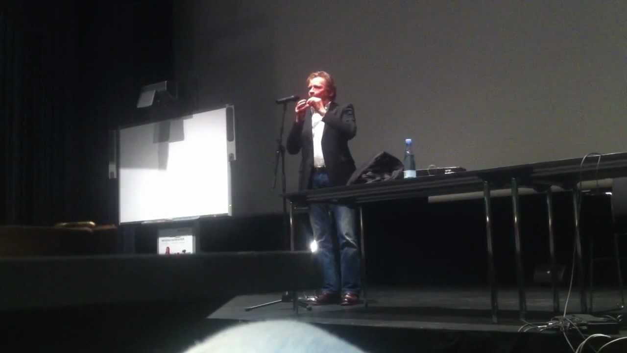 Peter Bastian spiller på sugerør til SkoleIntratræf 6.april 2012