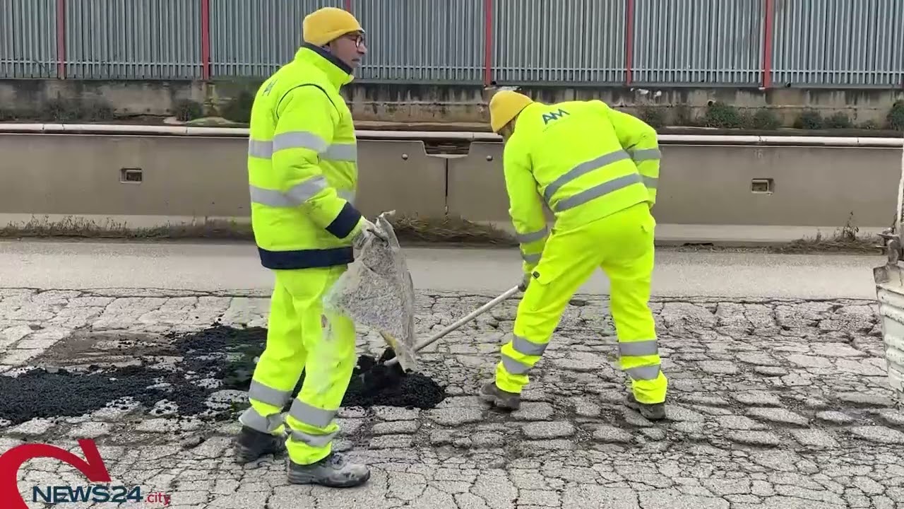 ANDRIA | Danni e spavento sulla tangenziale a causa di due grandi buche: «Pronti a risarcire»