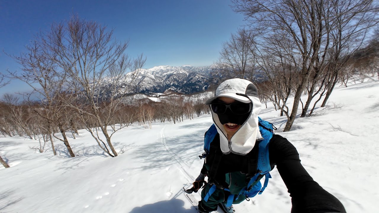 道の駅の裏手から廃牧場を通った先の里山で山スキー。蒲原山の紙すき牧場ルート。