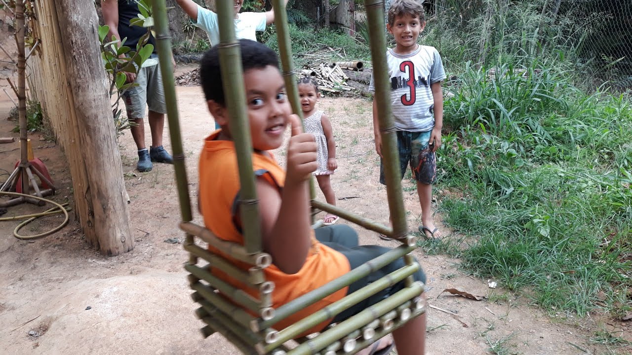 Como fazer um balanço de bambu para crianças brincar