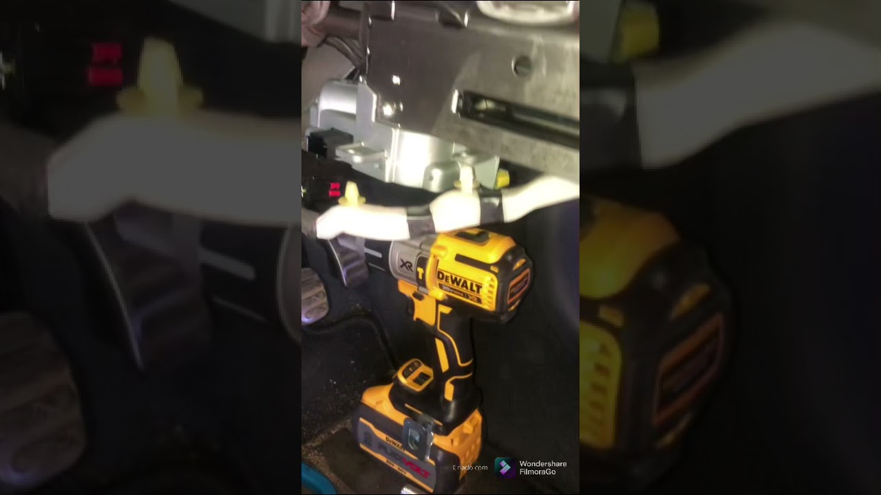 Trava do Volvo C30 emperrada, mensagem no painel, problema resolvido.