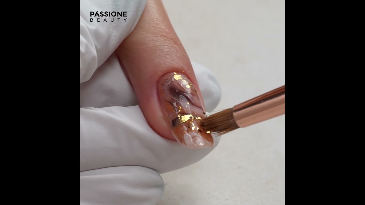 Manicura efecto m&aacute;rmol en marr&oacute;n y crema | PassioneBeauty