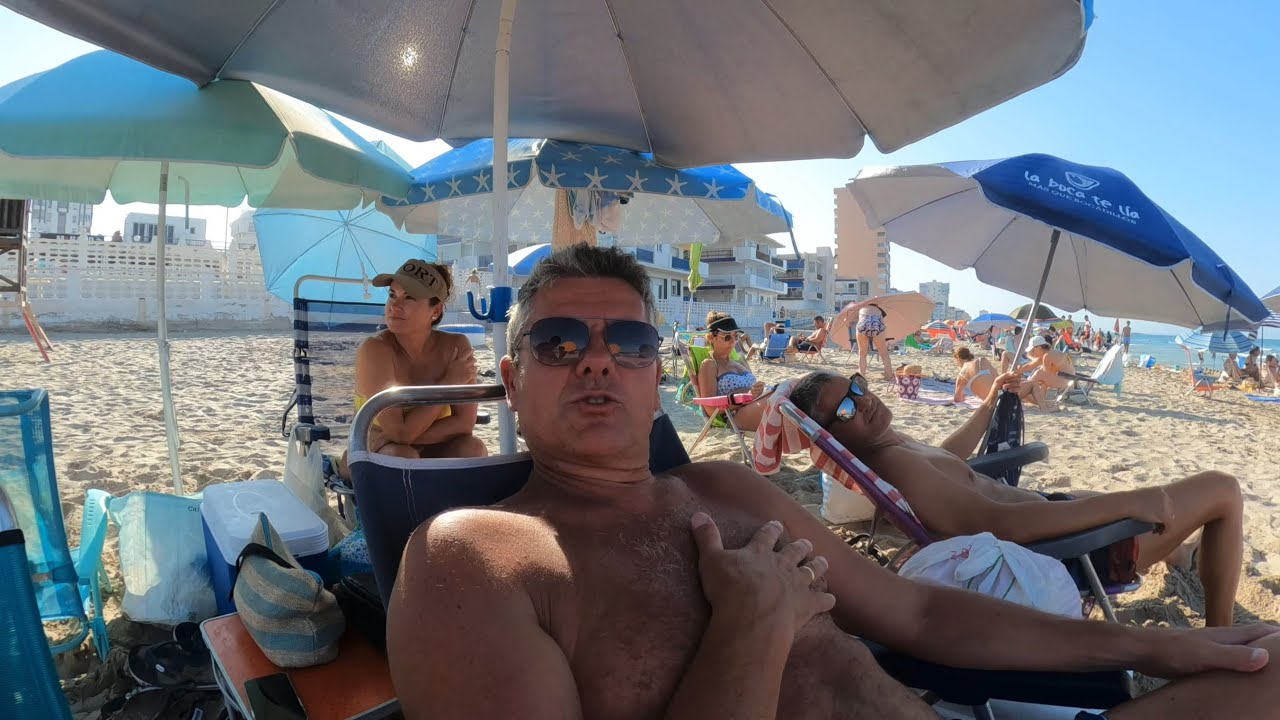 Un grupo de domingueros ocupa durante horas la playa de Las Sirenas en La Manga #playa #beach