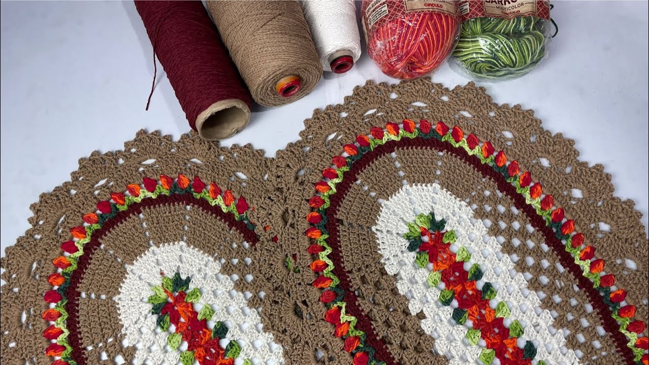 Encantada com esse par de tapete com base de lacinho e tulipas 😍🧶😍🧶