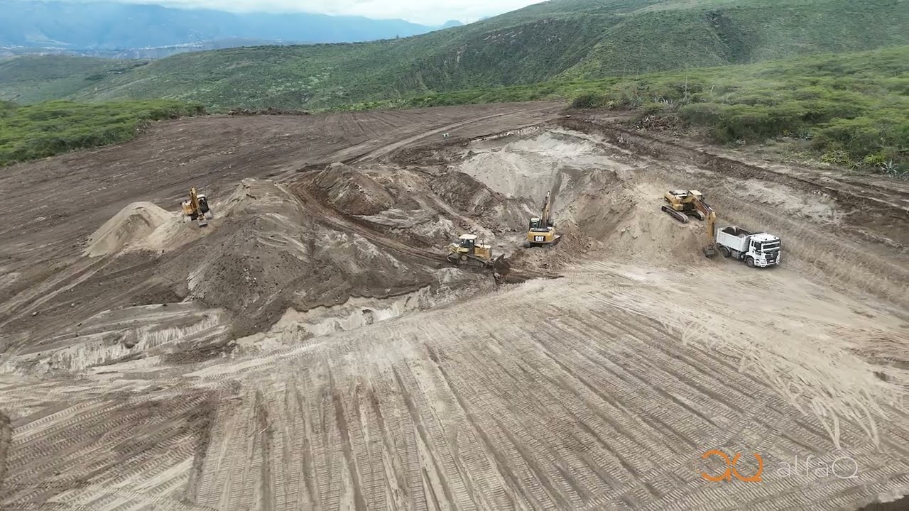 Movimiento de tierra y conformación de plataformas agrícolas con excavadoras y tractores Caterpillar