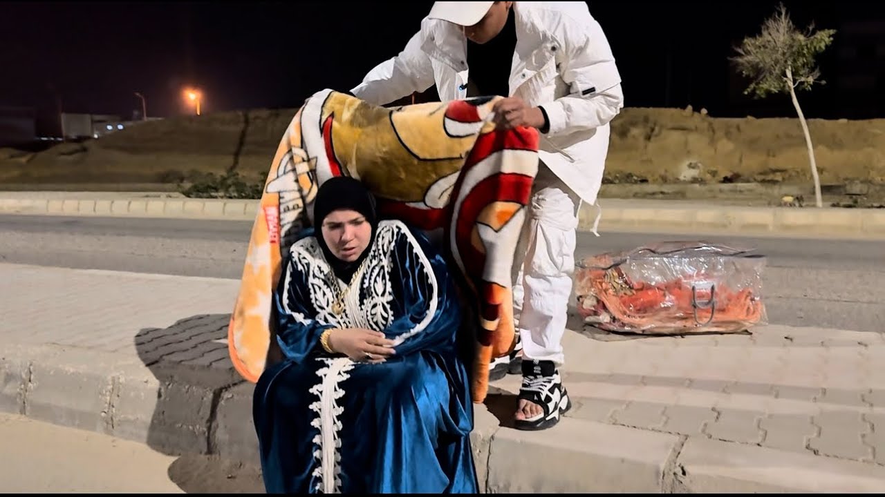 شاب ماشى فى الليل فوجد امراه مرات ابنها طرداها فى عز البرد