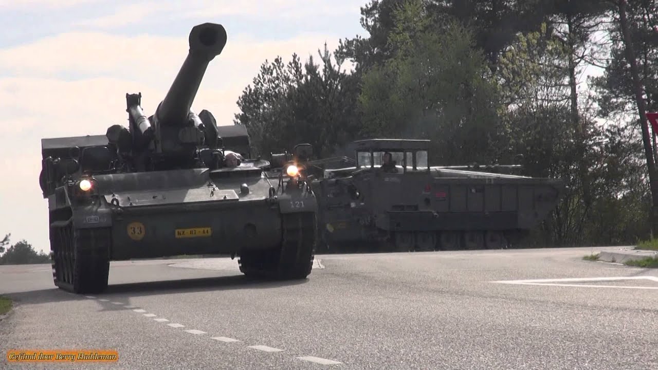 Bevrijdingsdag 05-05-2015 -  oude Leger Rupsvoertuigen Artillerie in T'harde (Netherlands)