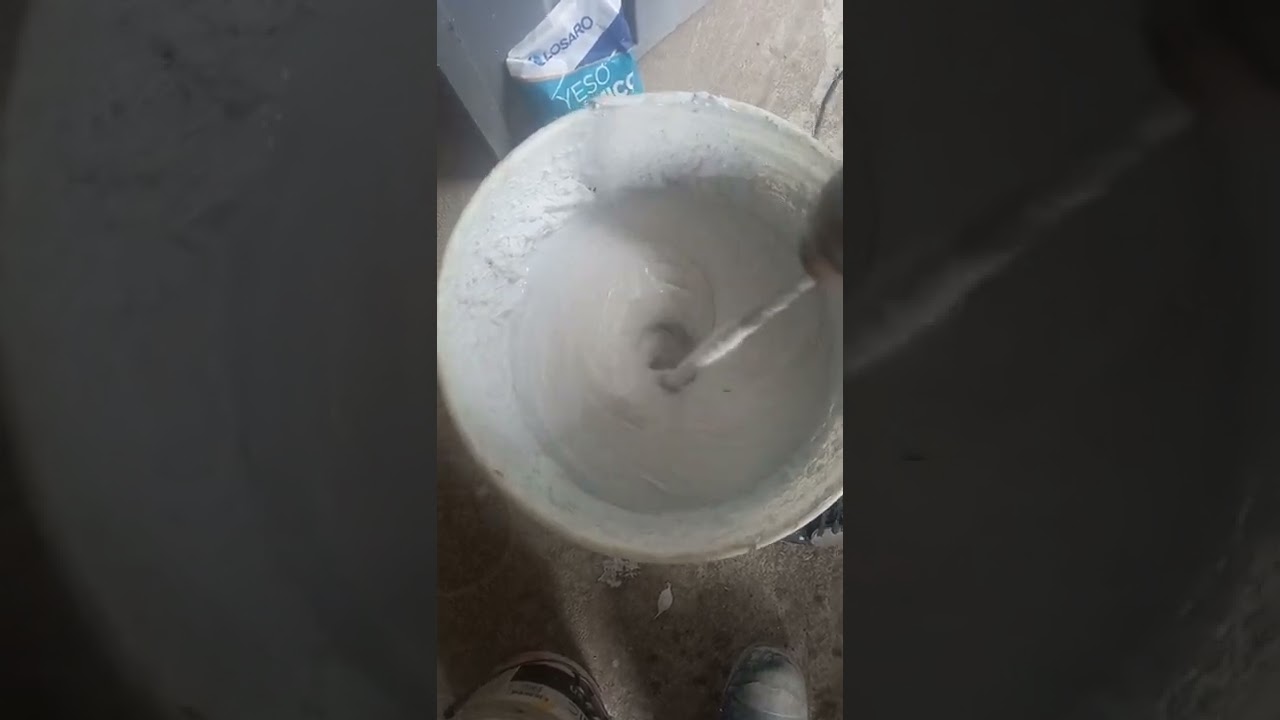 preparando el temple con yeso ceramico  para empastar