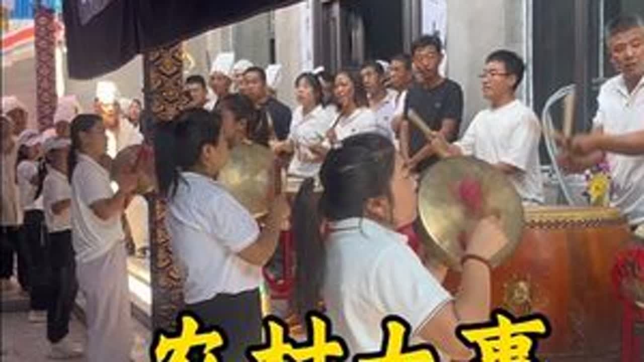 锣鼓在农村丧葬仪式中有着至关重要的作用。锣鼓一响，远亲近邻，纷纷前来吊唁，送逝者最后一程。入葬前一天下午，锣鼓冲灵，意在为逝者的灵魂开路，确保其顺利过渡到另一个世界。这些传统风俗，具有深厚的文化...