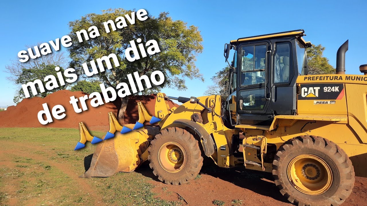 esparramando a terra com a pá 924k caterpillar
