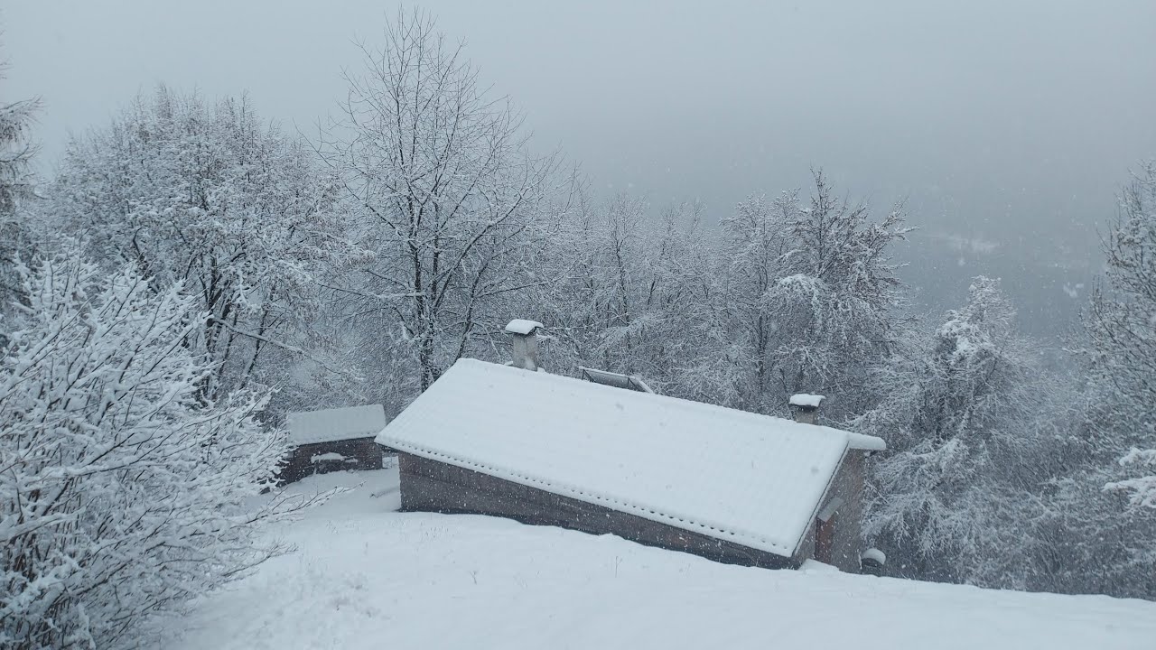 Sorpreso da una forte nevicata in baita. Caught in a heavy snowfall in the stonecabin. 🌨🌨