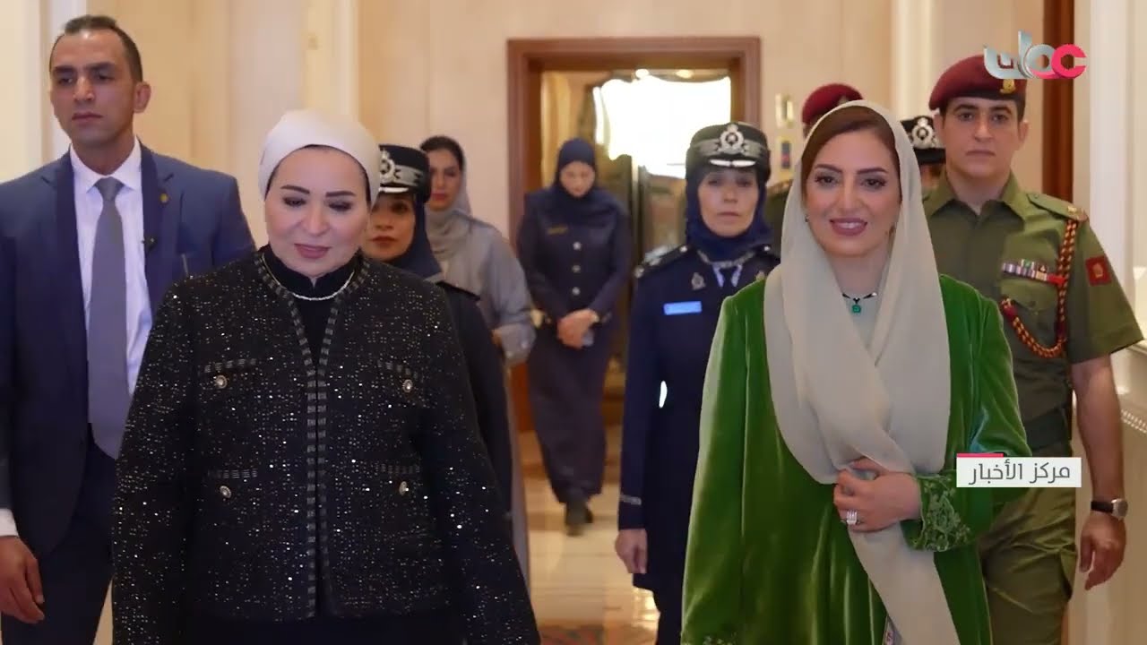 السّيدة الجليلة حرمُ جلالة السُّلطان المعظم في مقدّمة مستقبلي حرم الرئيس المصري.