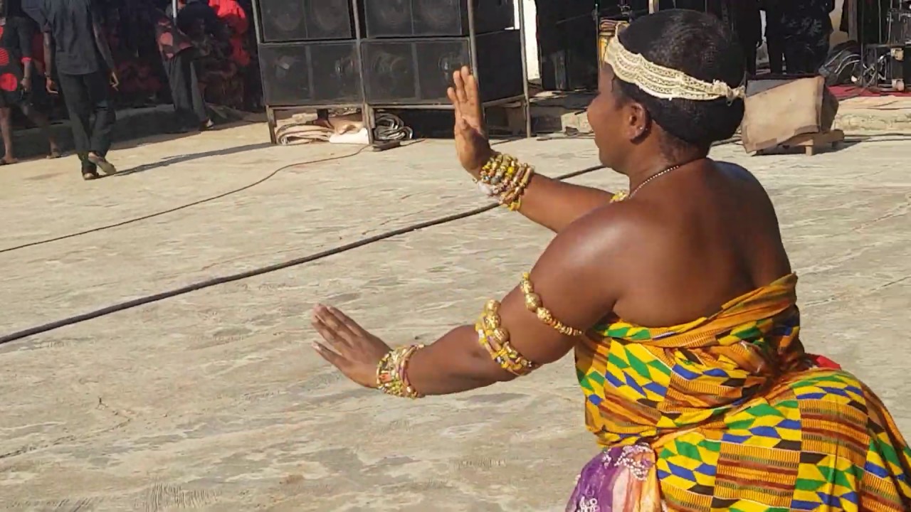 Amazing kete dance with typical sign language - who can explain this?