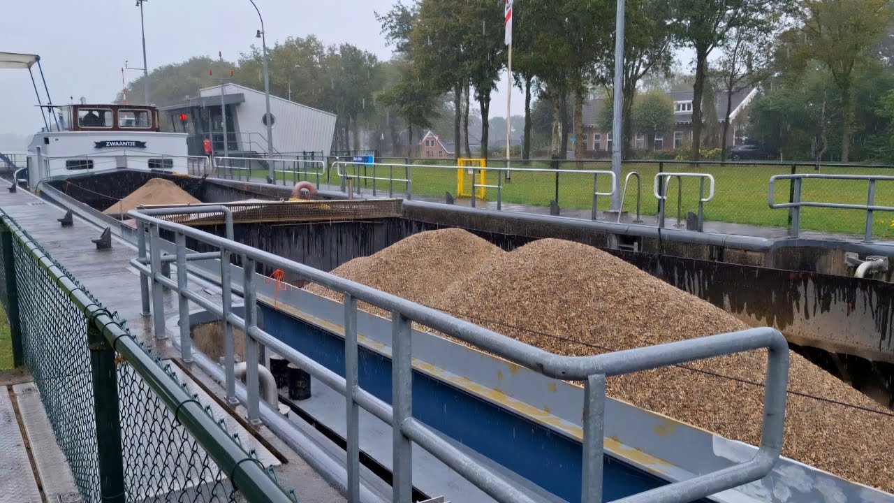 Binnenvaartschip de ZWAANTJE vaart de krappe SLUIS VRIES uit