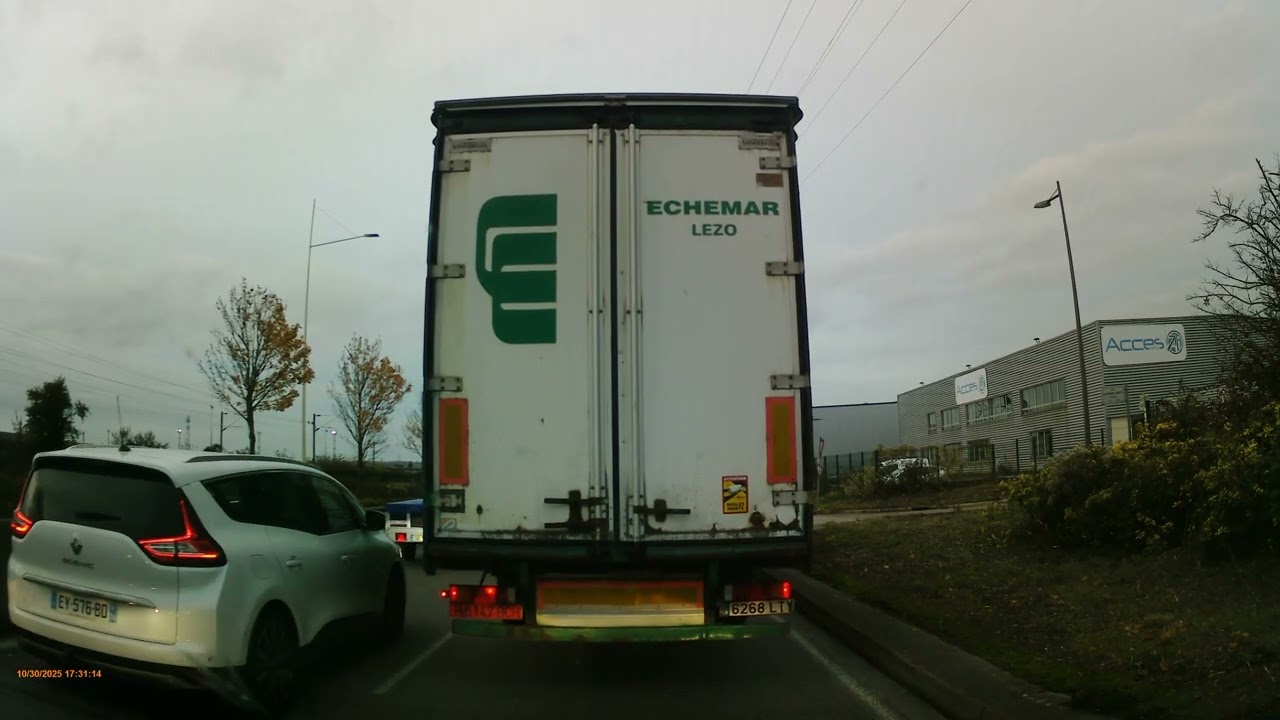 Slow moving traffic in Rouen's Avenue du Grand Cours (or E402)