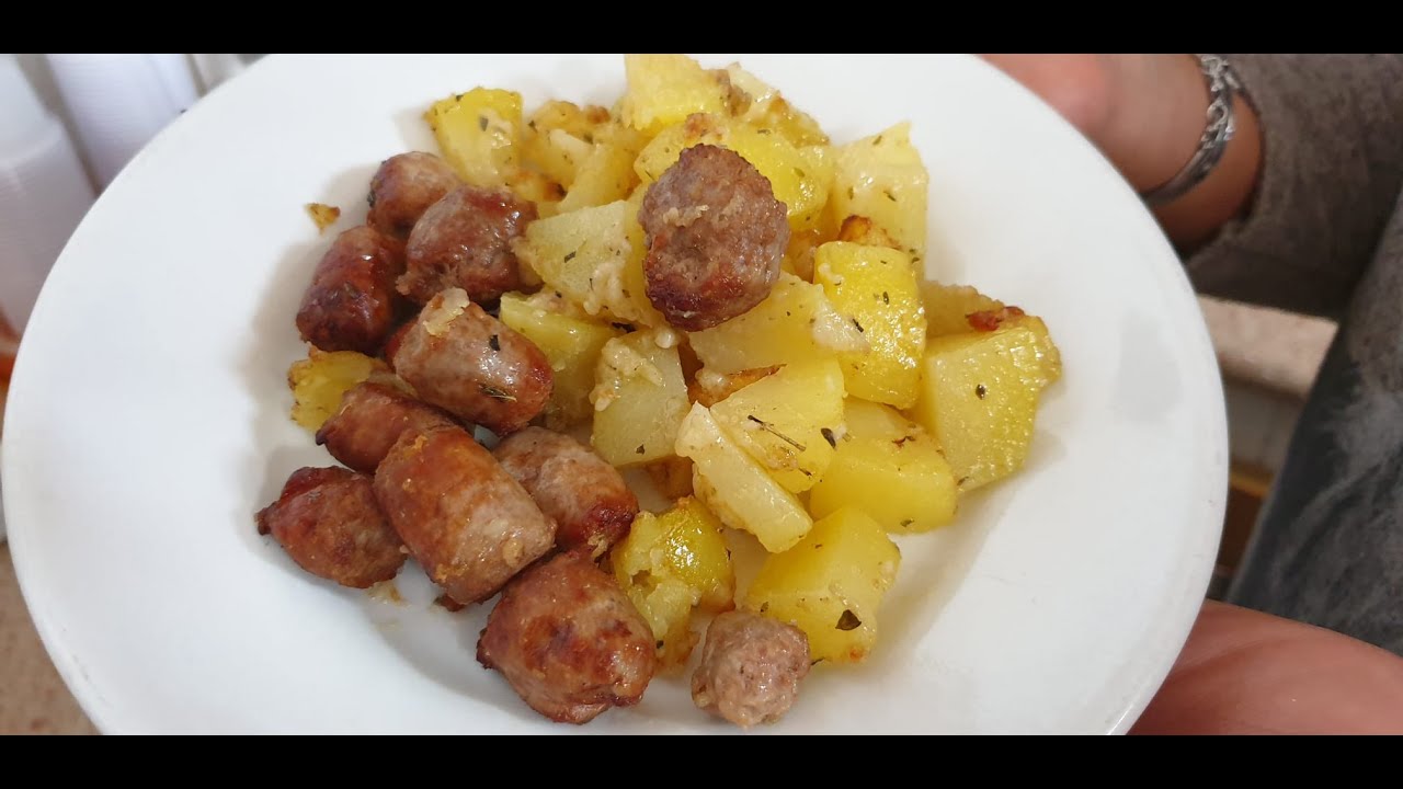 Patate e salsiccia nella friggitrice ad aria