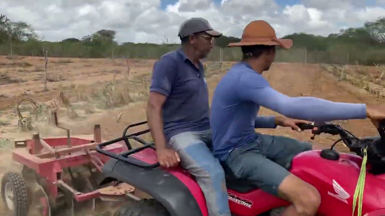 Arando a terra com quadriciclo
