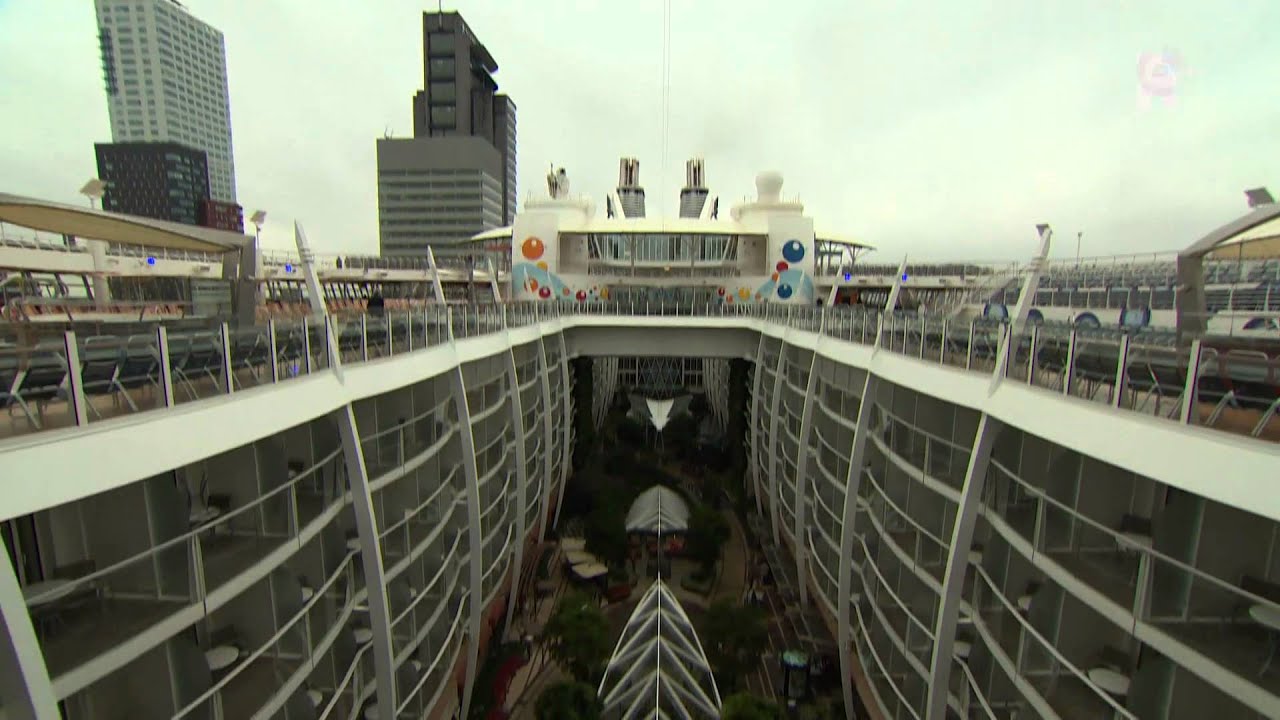 Oasis of the Seas verlaat Rotterdam