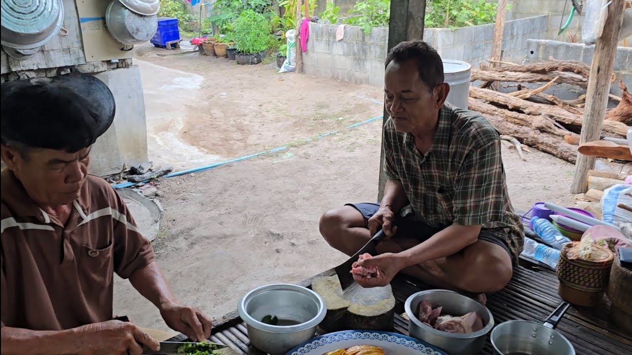 อ้ายอ้วนลาบหมูดิบ คั้นบักเฟียงหอมๆ สูตรหูดับ.