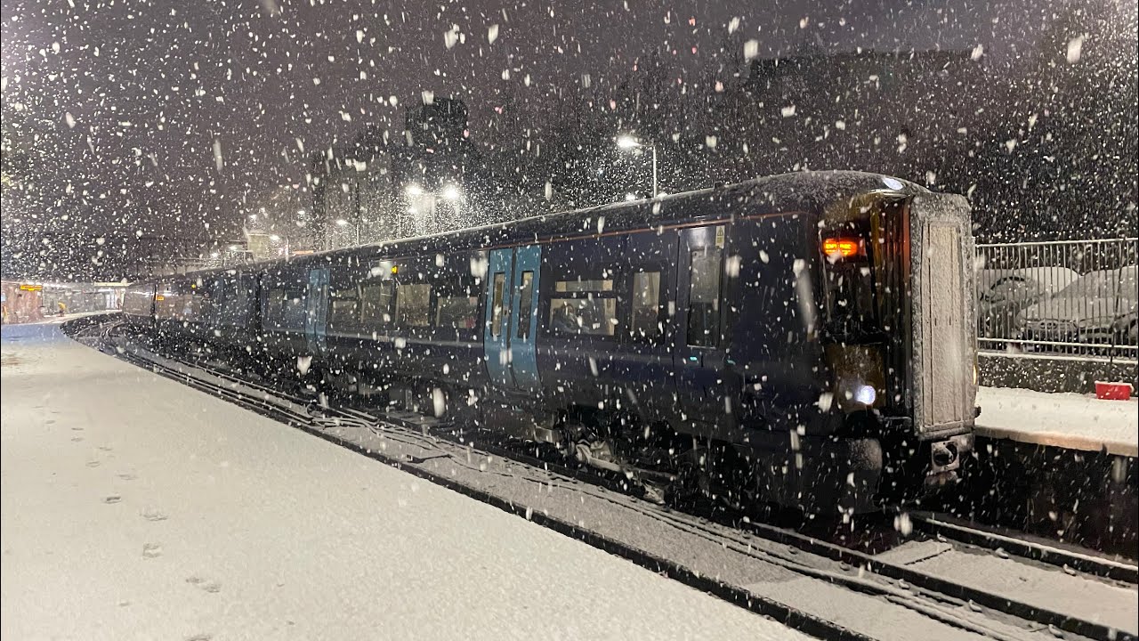 Trains in the heavy Snow at Tunbridge Wells - 11/12/22