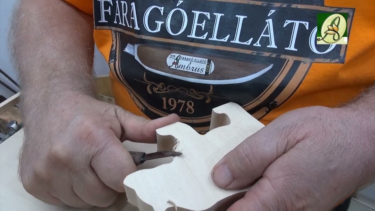 Hajl&iacute;tott fafarag&oacute; k&eacute;s