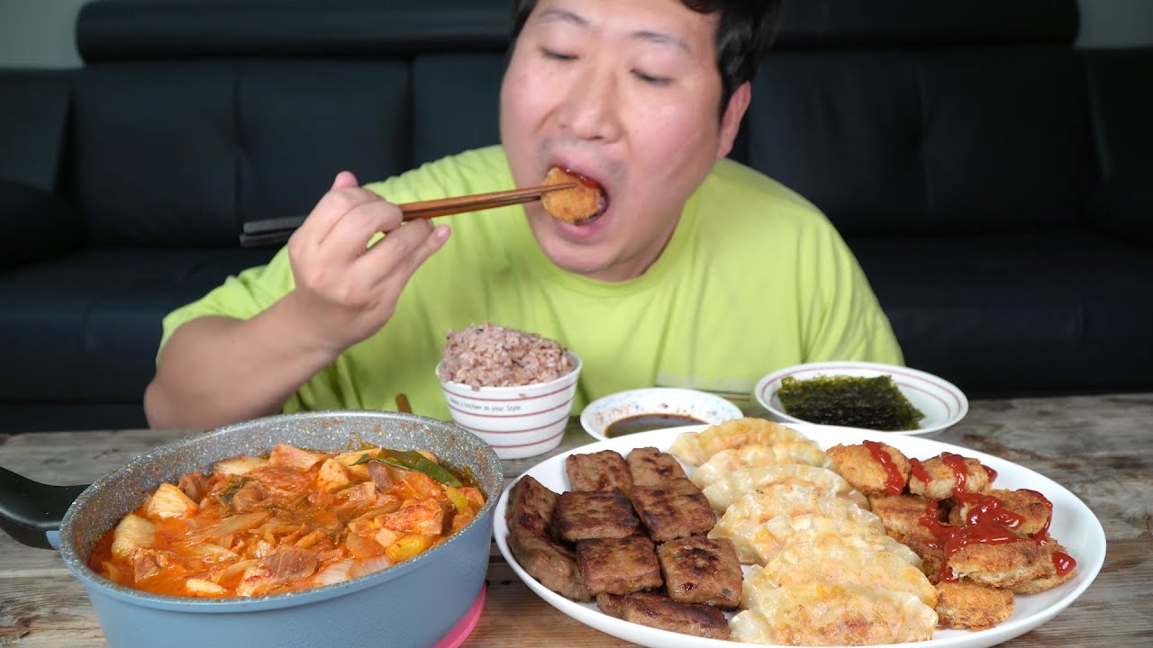 간편하고 맛있는 각종 냉동요리와 김치찌개~ (Kimchi Stew & various Frozen food) 요리&먹방!! - Mukbang eating show