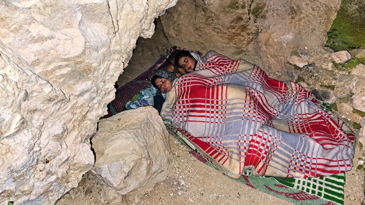 Cave Survival in the Zagros Mountains of Iran | On a very cold night in a dark cave 🥶🏔️🪨