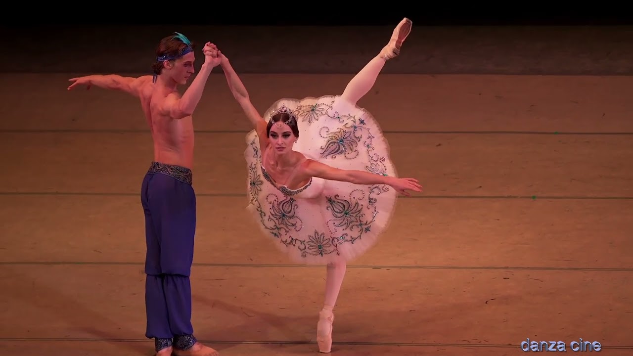 BALLET IN SLOW MOTION - Experiental with techno music in 4K (2)