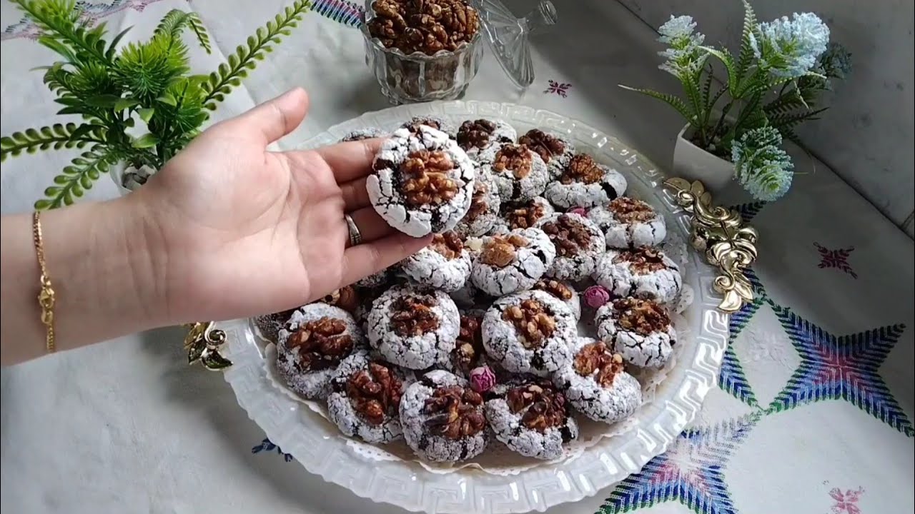 #حلويات_العيد غريبة معلكة اللوز بلا لوز و غير بقشور اللوز تاتجي معلكة و تدوب فالفم تستحق التجربة😋