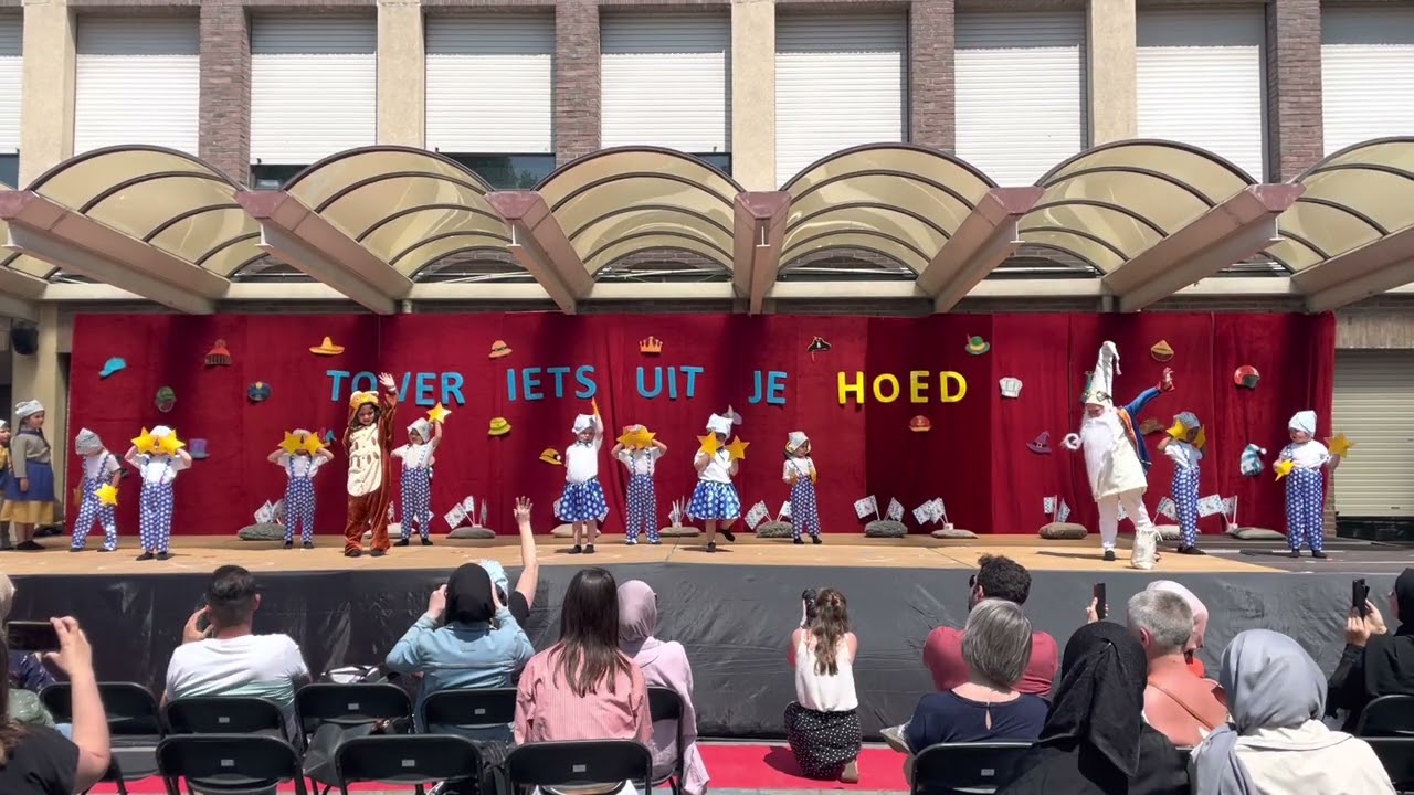 Optreden Klaas Vaak Efteling op schoolfeest Oscar Romerocollege Dendermonde