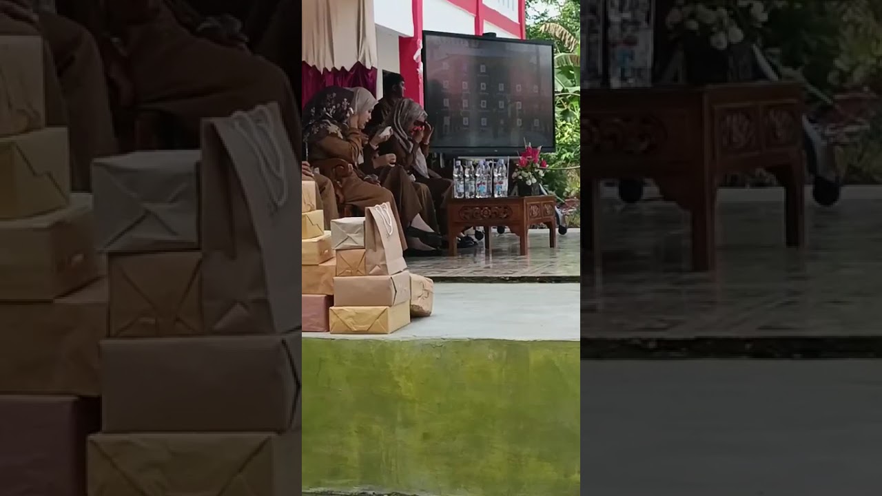 Pantun, gerak dan lagu saat perpisahan purnabakti Bu Ridaini