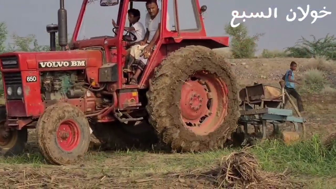 الشيخ صالح بن علي دهمش في مزرعته في الحديدة ، من الأرشيف