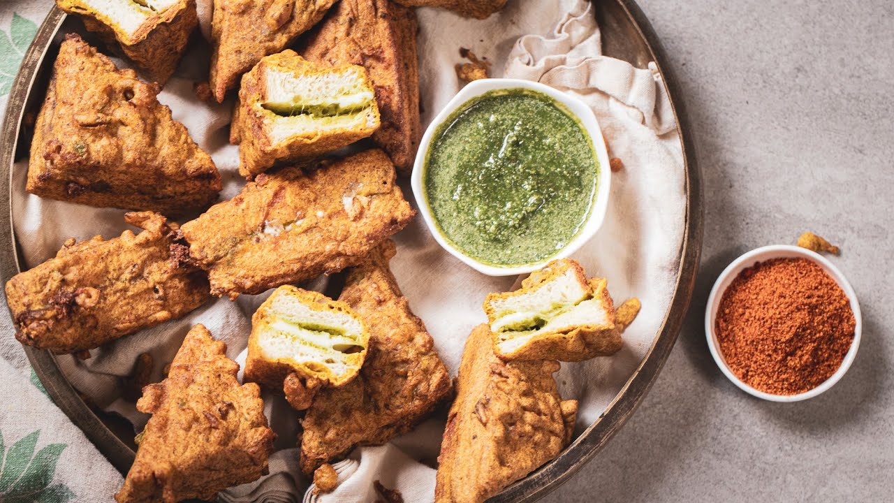 Chutney-Cheese Bread Pakora (Bread Bhajiya)