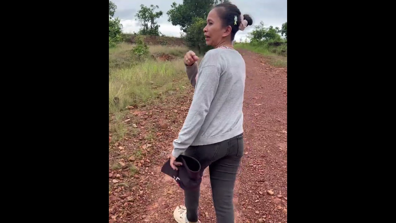 សួរស្តីបងប្អូន#ថ្ងៃនេះមកលើភ្នំមើលដើមព្រីងម្តង#សូមជួយចុចsubscriberម្នាក់មួយផង អរគុណសំរាប់ការទស្សនា។