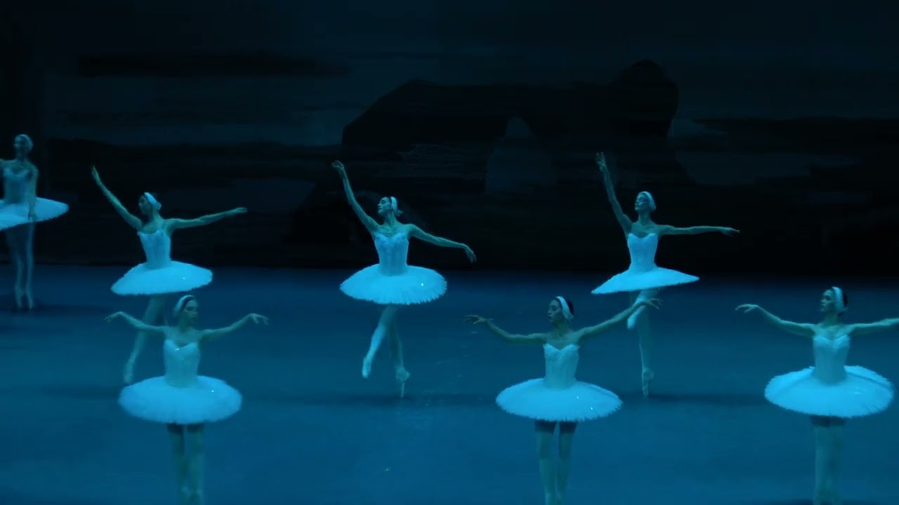 Eva Sergeyenkova and Dmitry Smilevsky in ballet Swan Lake