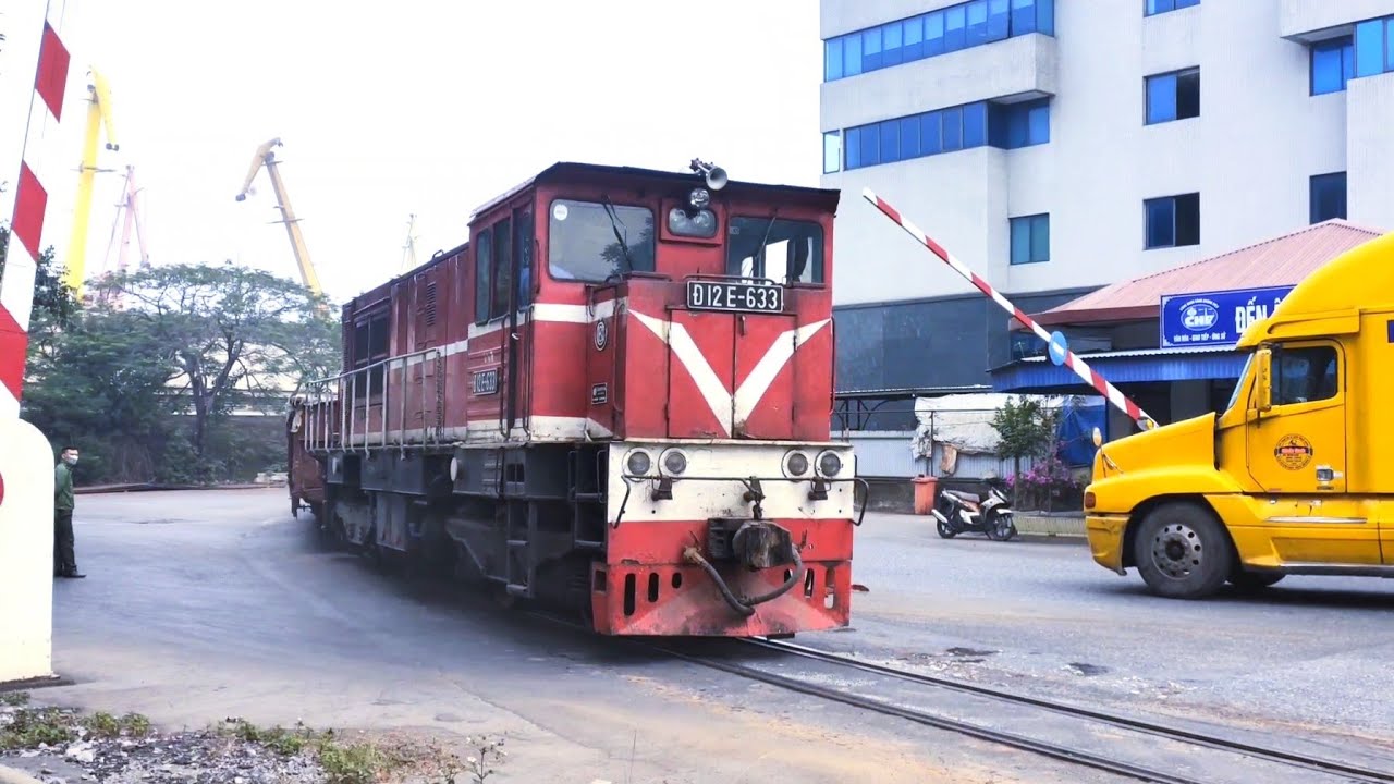 Những chuyến tàu hàng tấp nập ra vào Cảng Hải Phòng
