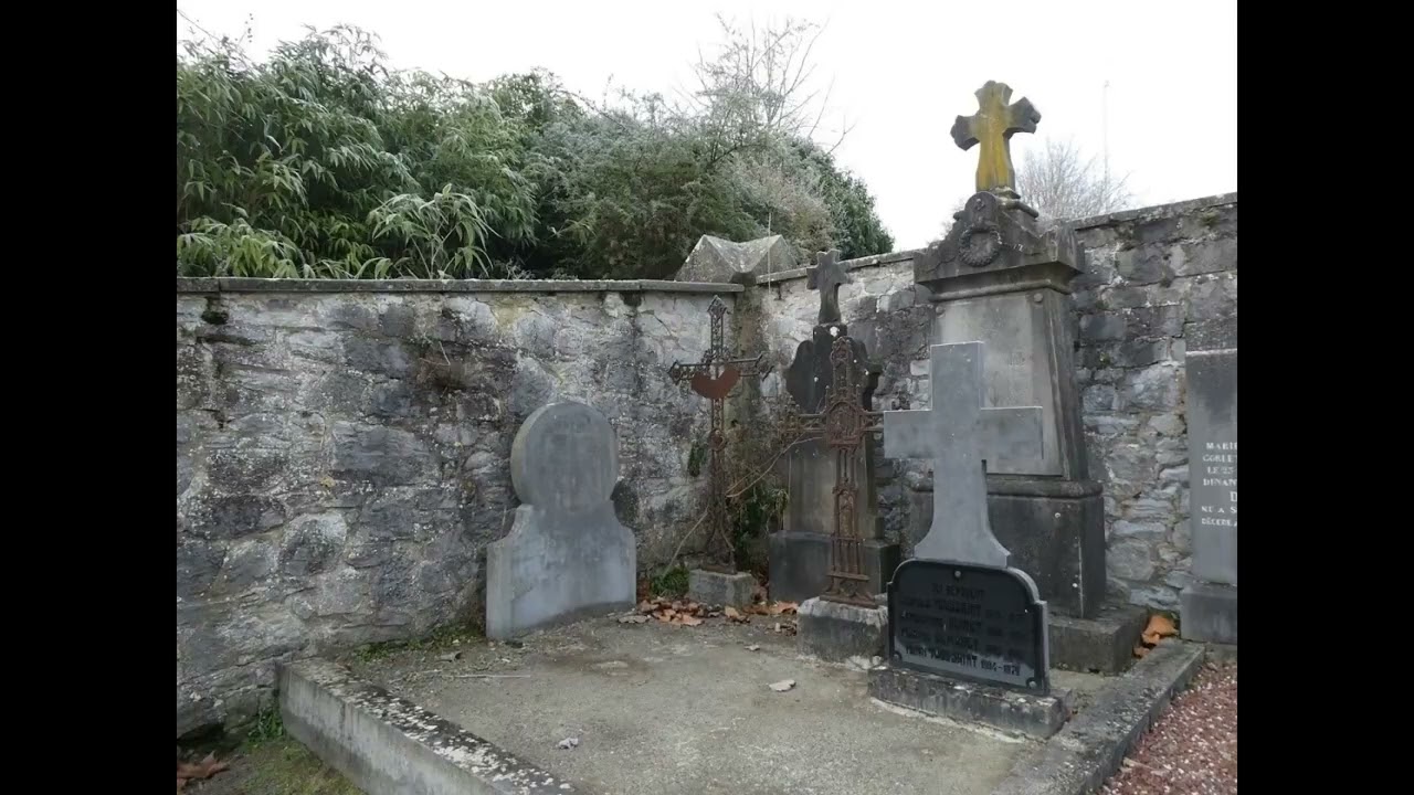 Cimetière de Neffe : Souvenir des anciens combattants et de l'art funéraire.