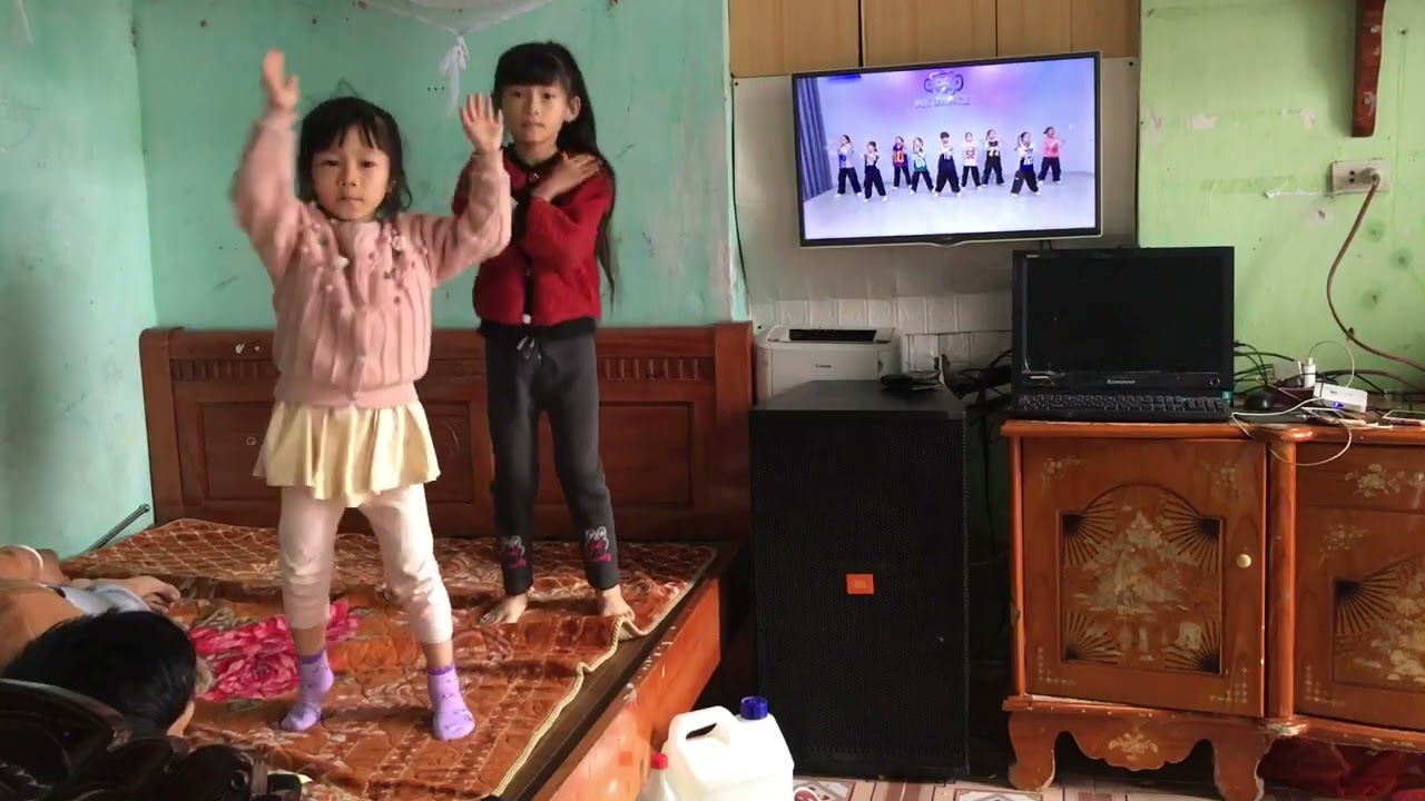 Bé múa nhảy tết ơi tết à :) vui