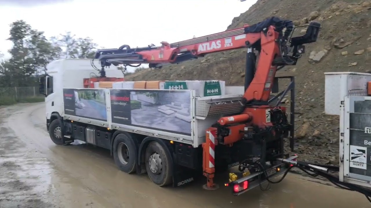 Scania Baustoff Kranzüge beliefern Großbaustelle