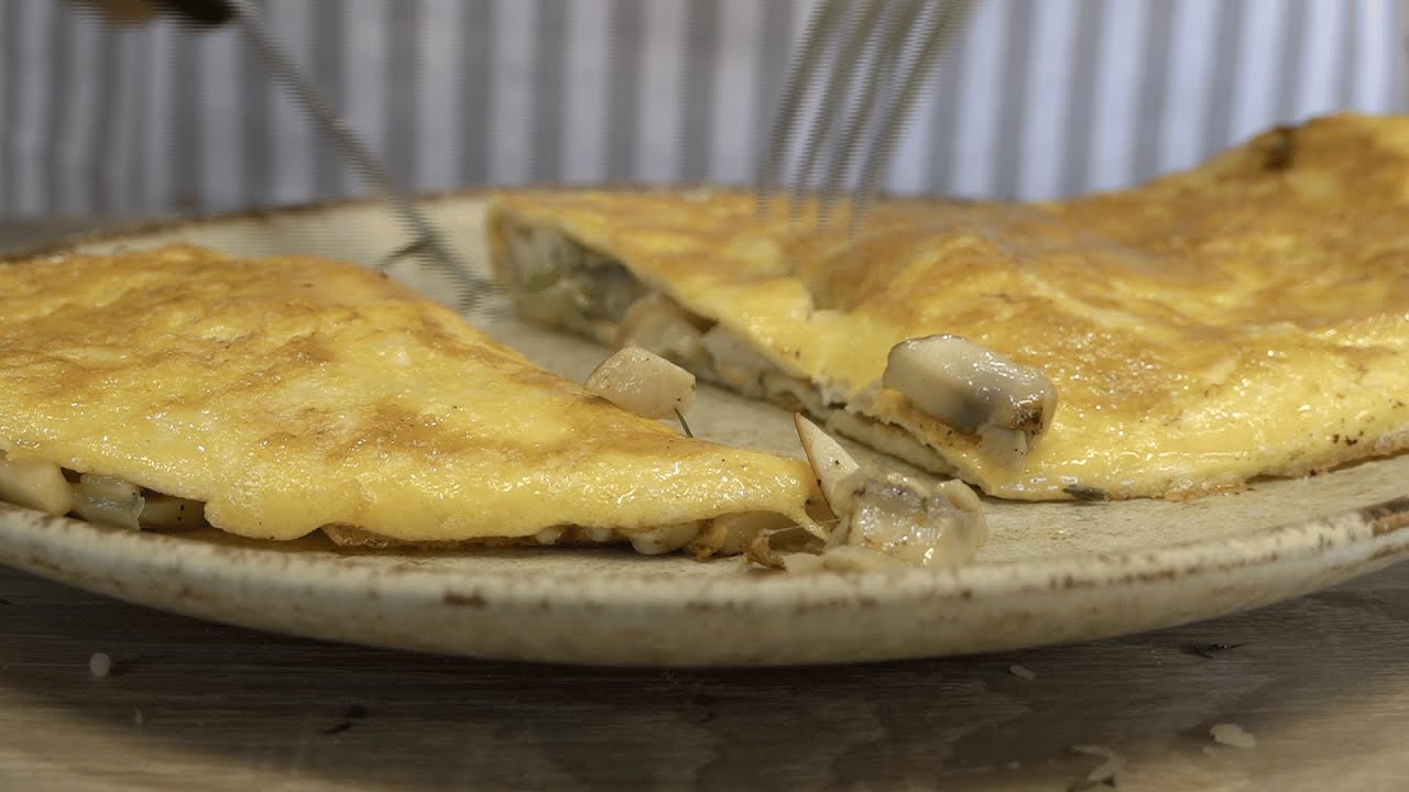 Omletă împăturită, umplută cu ciuperci și cașcaval