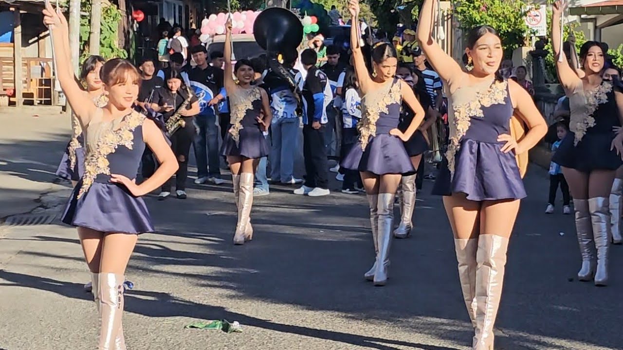 NAHUIZALCO MUSIC BAND ✨ Impresionante presentación en Desfile de Juayúa 2026 🎊